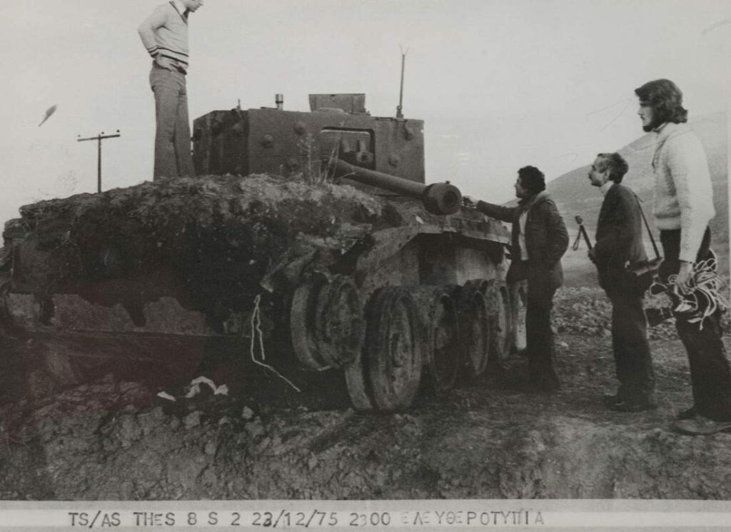 Τον Δεκέμβριο του 1975, ανακαλύφθηκε κοντά στο χωριό Κέλλη στην Φλώρινα, ένα θαμμένο στο έδαφος παλαιό άρμα μάχης . Καθώς οι εργασίες απομάκρυνσης των όγκων χώματος που το σκέπαζαν προχωρούσαν , ταυτοποιήθηκε ότι επρόκειτο για ένα άρμα ‘Κένταυρος’ του Ε.Σ ! ( φωτογρ. εφημερίδας ‘Ελευθεροτυπία ) .